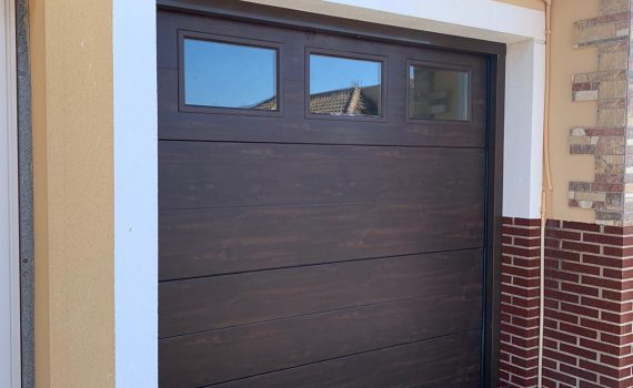 Puerta seccional imitación madera instalada en Cartagena