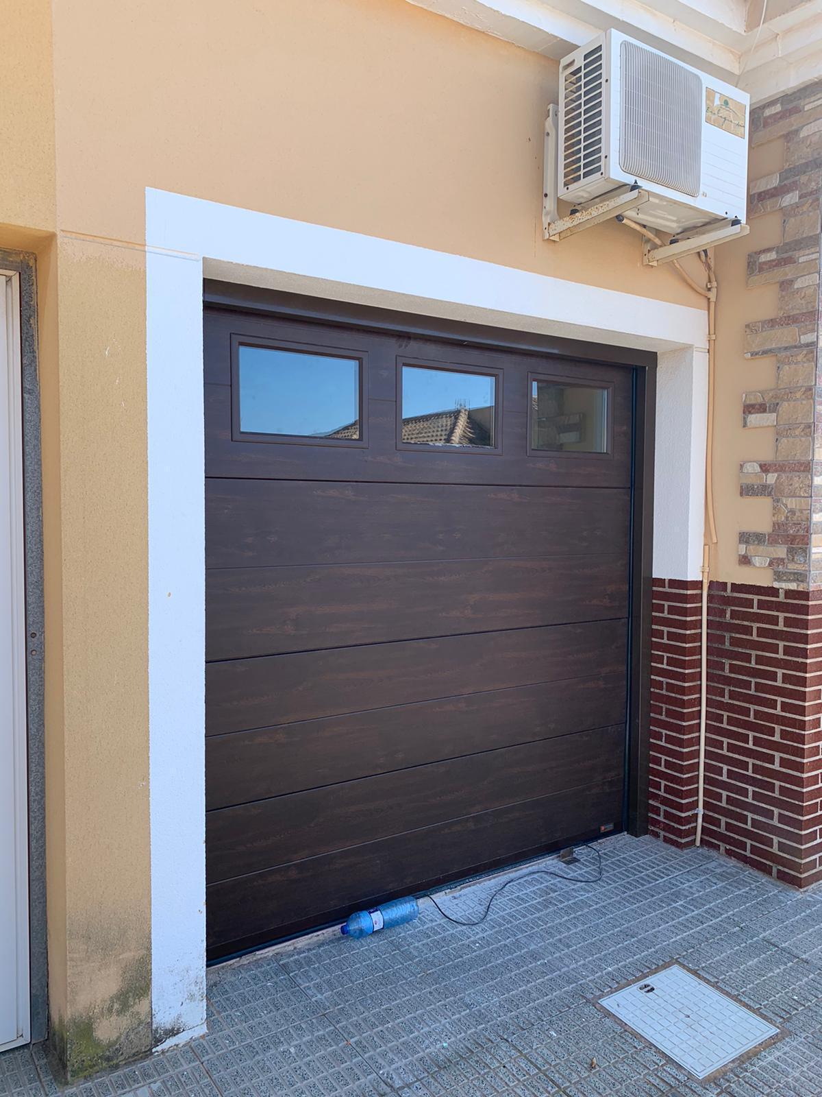 Puerta seccional imitación madera instalada en Cartagena
