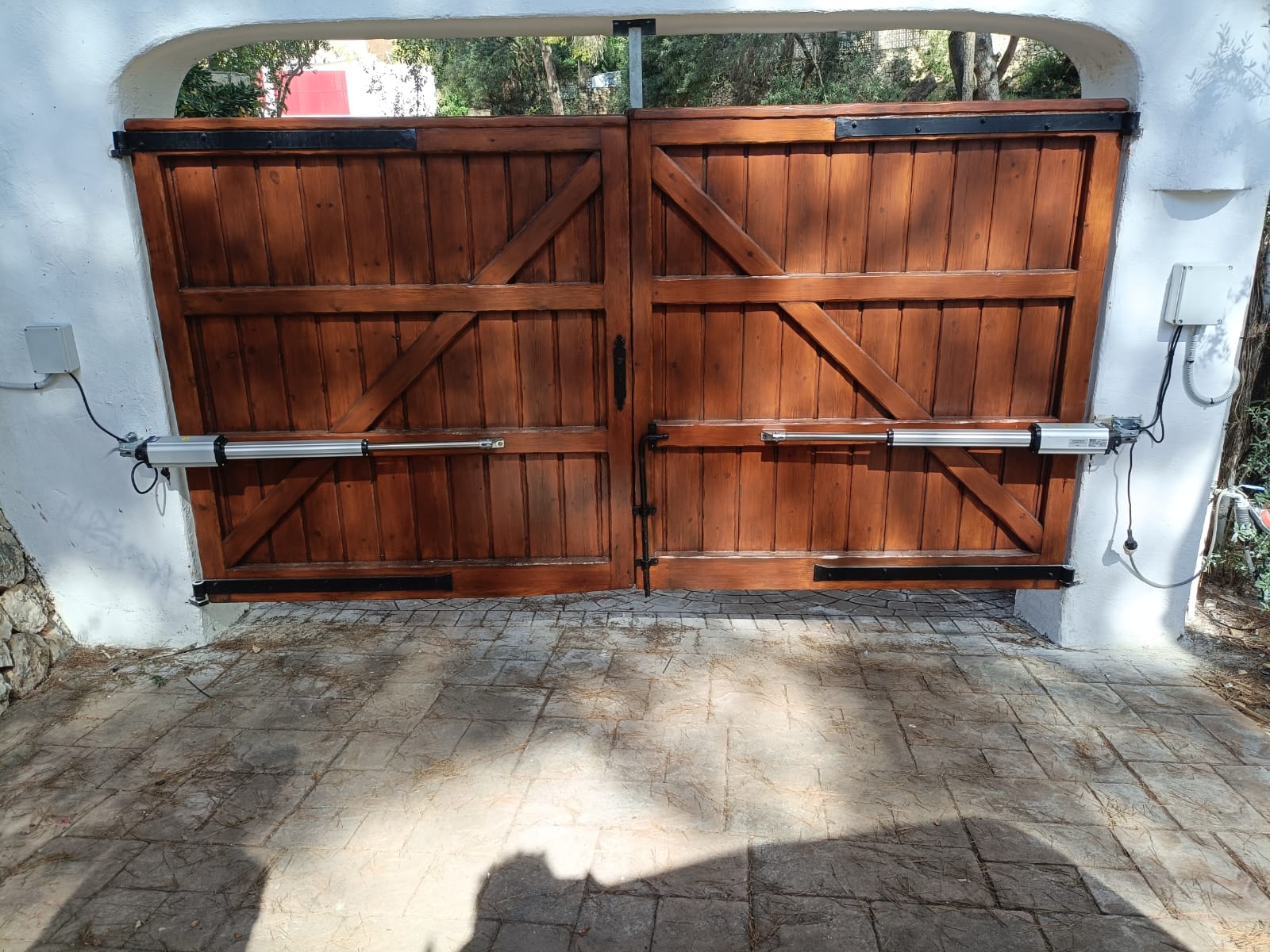 Puerta batiente de madera motorizada en la zona del Mar Menor