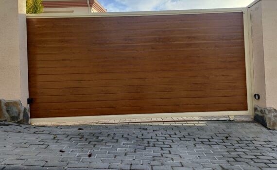 Cancela corredera imitación madera automatizada