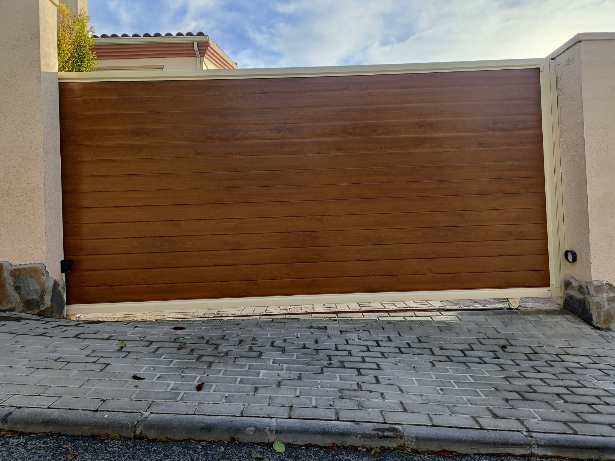 Cancela corredera imitación madera automatizada